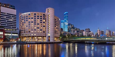 crowne plaza website.